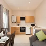 Giant Serviced Apartments Cliftonville House